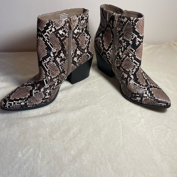 Kaari Blue Faux Snakeskin Eloise Ankle Boots with Side Zippers, Size 9 1/2 M - Picture 1 of 10